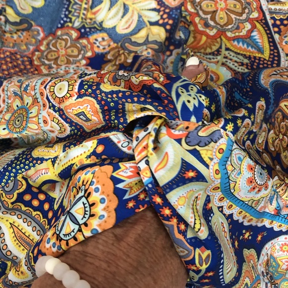 FASHION NOVA beautiful satin crop top in new condition. Rucking in back. Gorg xl - Picture 5 of 12